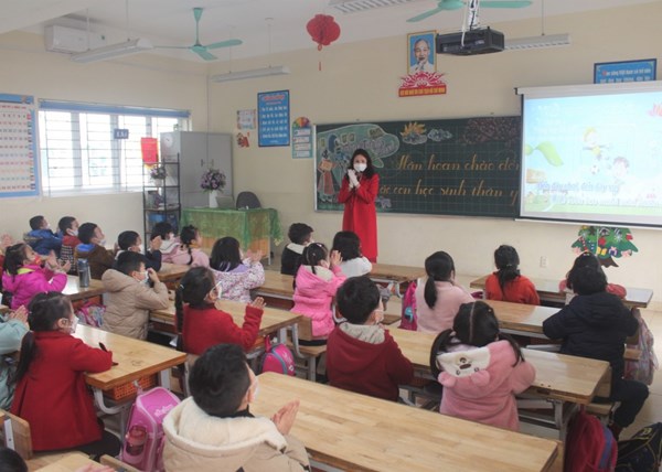 Học sinh từ lớp 1 đến lớp 6 các huyện, thị xã của Hà Nội đi học trở lại